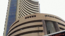 Wall Street wave bites Sensex, markets tank over 400 points