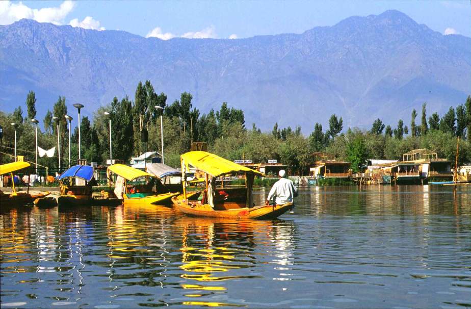 Relishing Boat Rides In Dal Lake and Visiting Hari Parbat, 2 Popular Srinagar Tourist Attractions