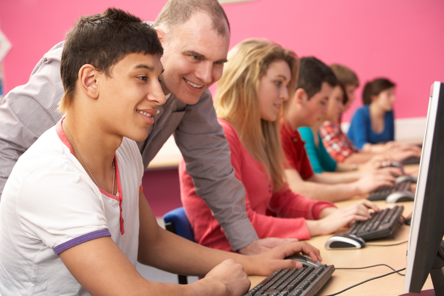 Подходящий работа для подростков. Студент с компьютером. Фото студента с компьютером. Студенты с компьютерами маками. Работа подростку Сток фото.
