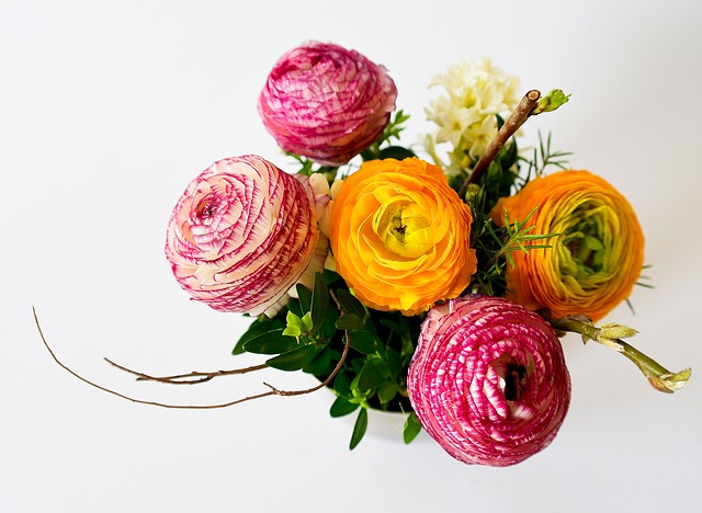 Make This Christmas Even More Joyous by Adding Flowers To Your Gift Baskets